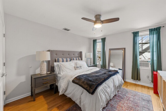 Building Photo - 118 Coles St