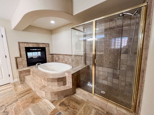 Building Photo - Stunning 5 bed/ 3.5 Bath in Pleasant Valley