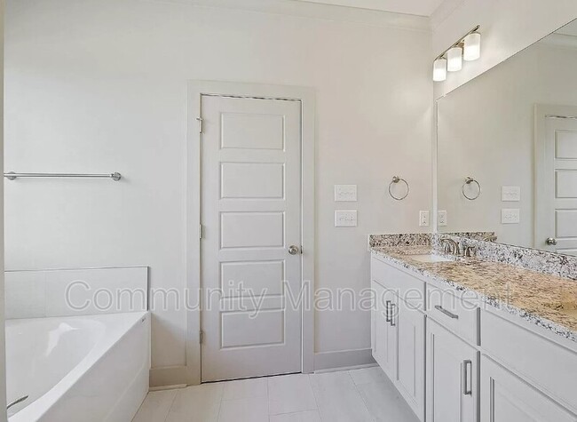 Building Photo - 14032 Eastover Ave