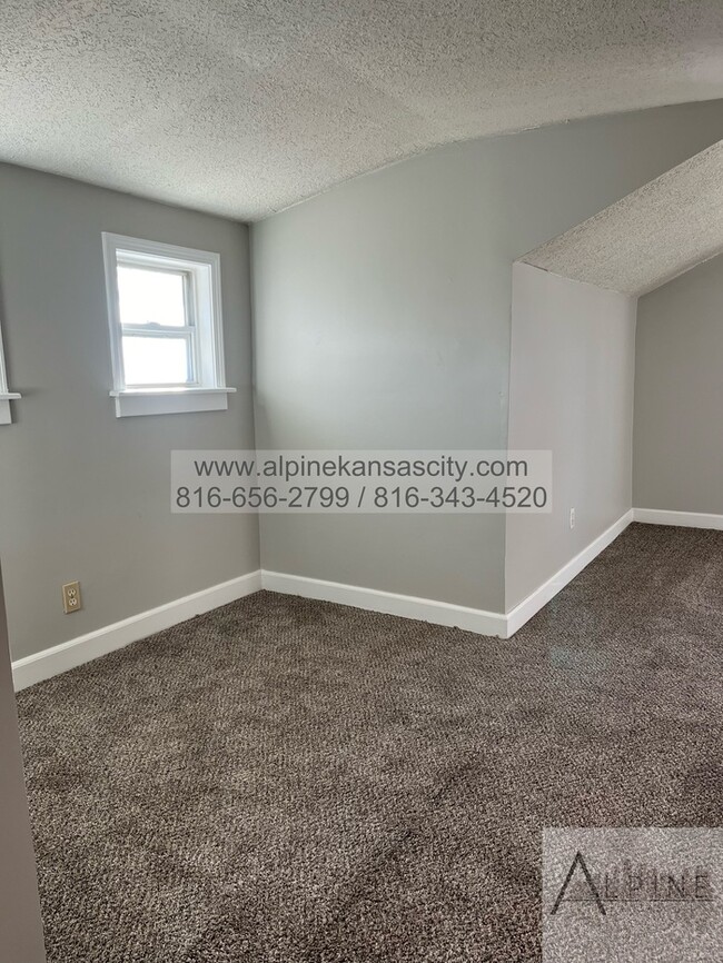 Building Photo - Spacious Upstairs Loft!