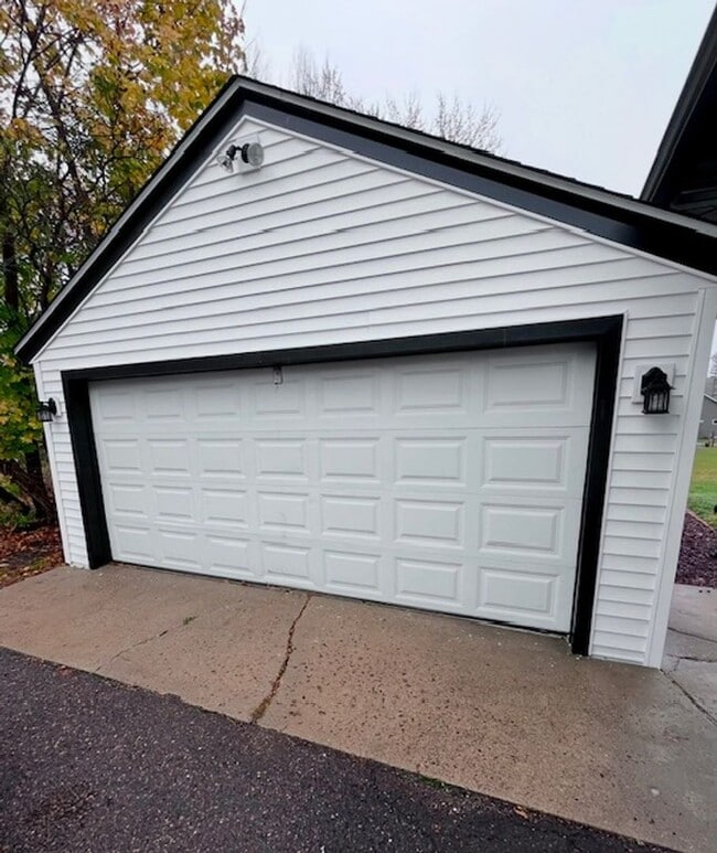 Building Photo - 3BR Single Family Home Available NOW on Eau Claire's Northside!