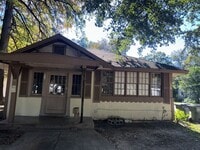 Building Photo - Cute 3 bedroom duplex