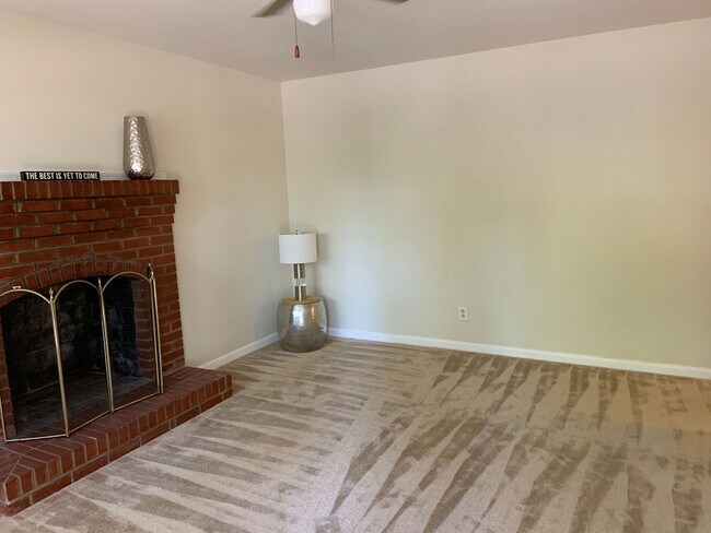 Building Photo - 3 BR between North Elm and North Church