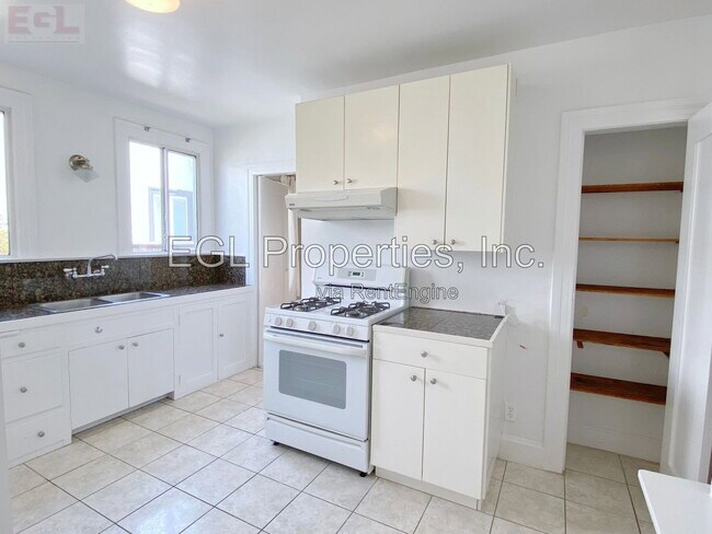 Building Photo - 1203 Poinsettia Dr