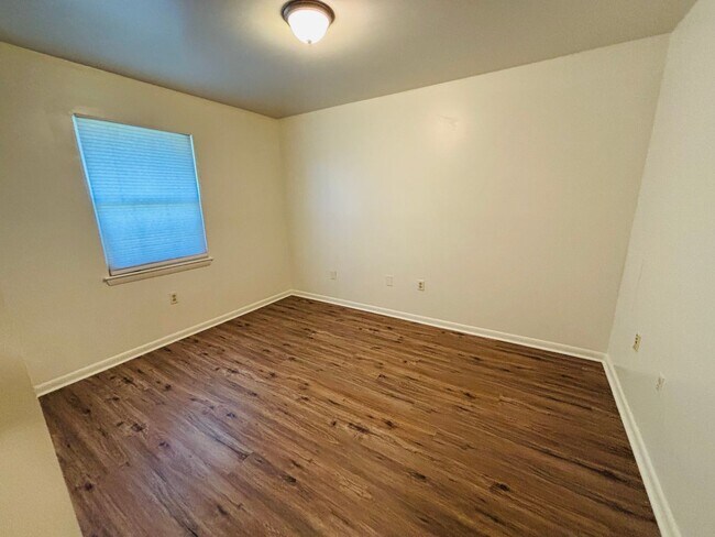 Building Photo - 2 Bedroom 1 Bathroom Condo