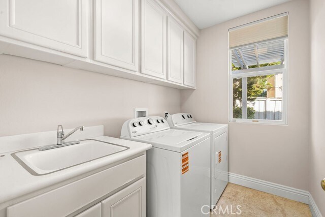 Building Photo - 6 Petria