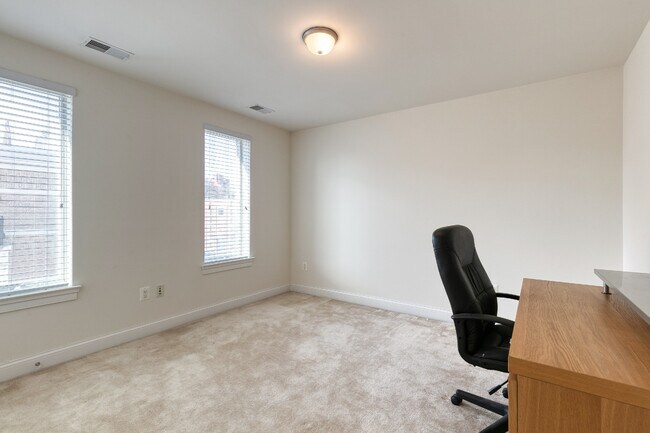 Building Photo - 903 Valencia Ct
