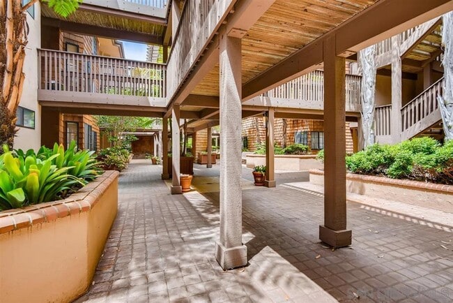 Building Photo - 8860 Villa La Jolla Dr