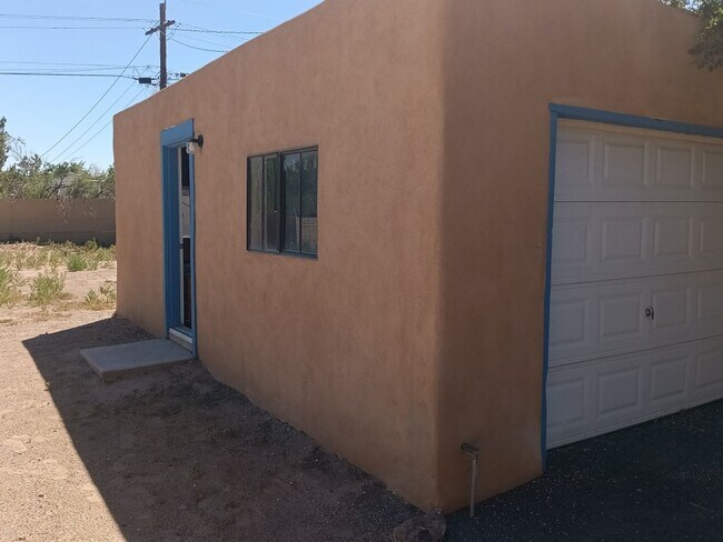 Building Photo - 3 Bedroom 2 Bathroom Home located in North...