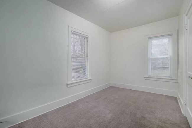 Building Photo - $1450- 2 Bedroom home, Renovated, NEW PICT...