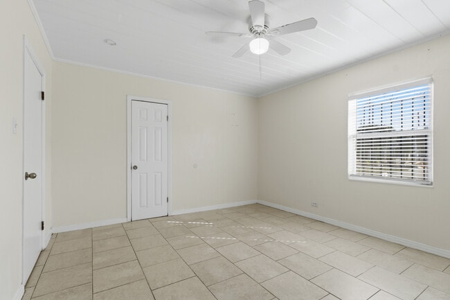 Building Photo - 1901 W La Salle St