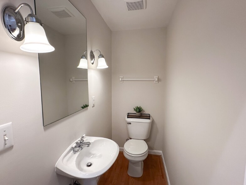 Building Photo - 2326 Upland Pl