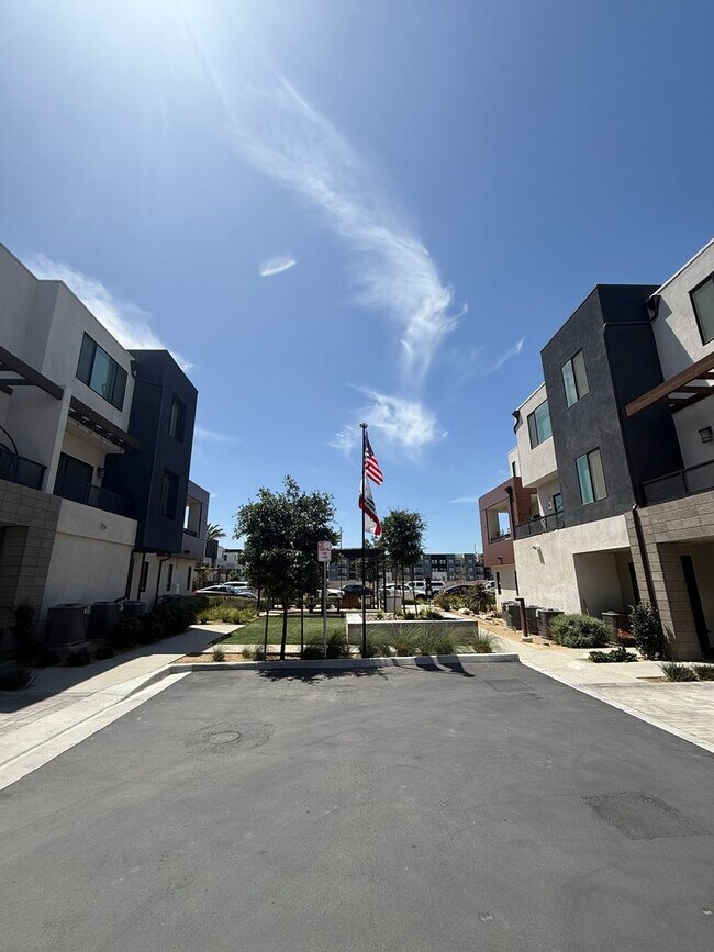 Building Photo - New Construction Town Home