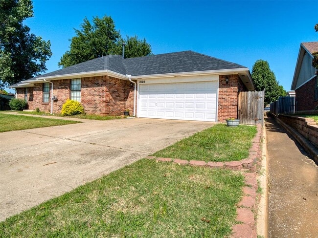 Building Photo - 1828 Honeysuckle Ln