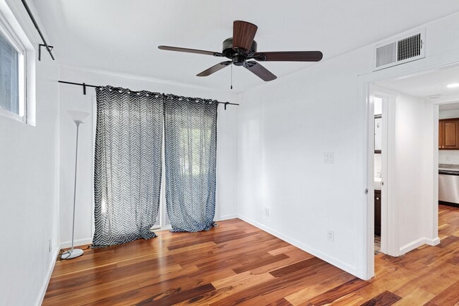 Building Photo - 3-2