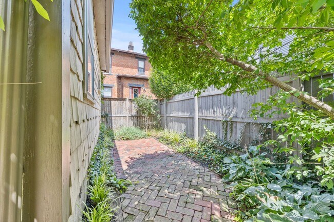 Building Photo - Beautiful German Village Home with Parking and Outdoor Space