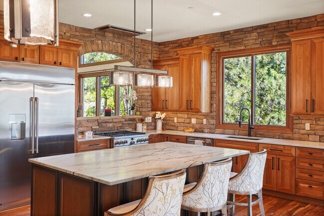 Building Photo - Stunning Broadmoor Estate with Mountain & City Views