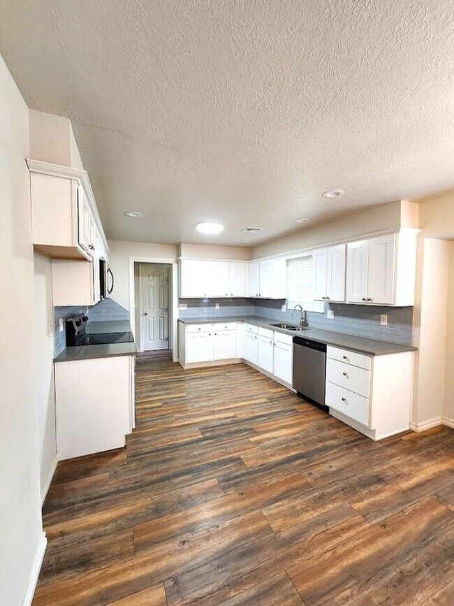 Building Photo - 4 Bed 2.5 Bath 2 Car Garage in Camelot Addition NW OKC