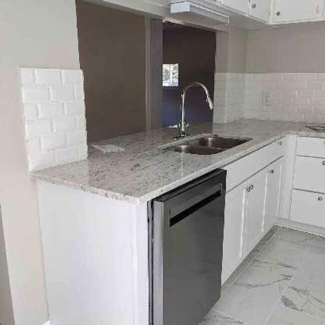 Building Photo - Brick Home 3 bed 2 bath