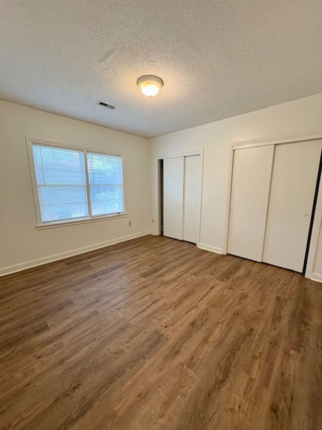 Building Photo - Conveniently Located Two Bedroom Townhome ...