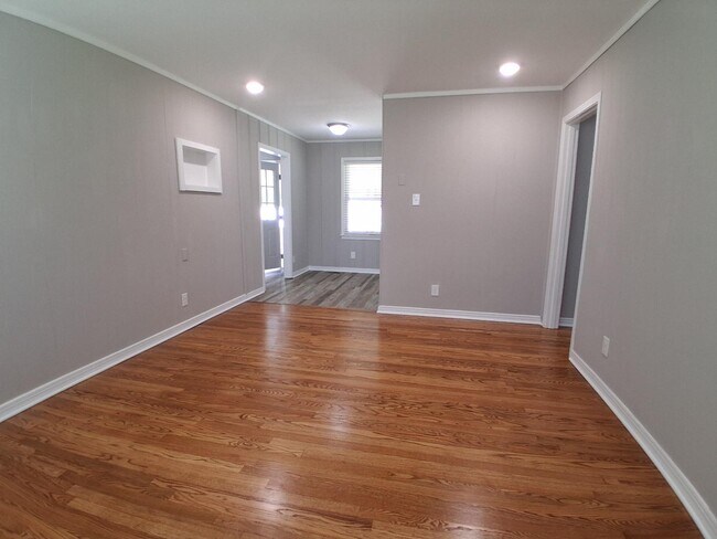 Building Photo - 1923 Woodmont Dr