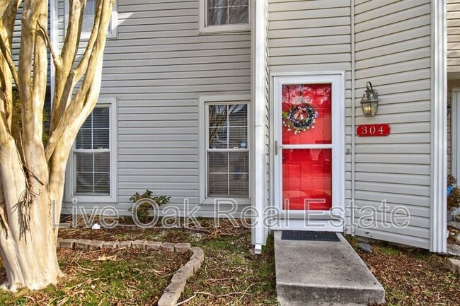 Building Photo - 304 Falling Ln