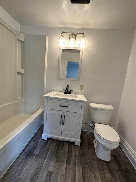 Bathroom - 531 Cochrane St