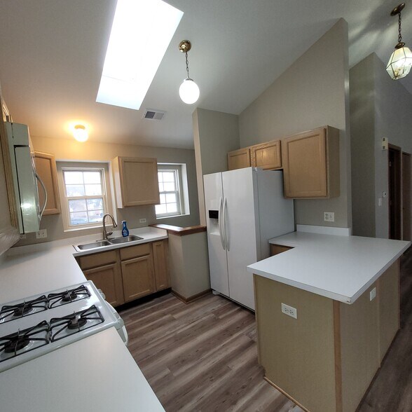 Building Photo - 1934 Heron Ave