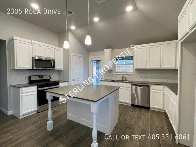 Building Photo - 2305 Roca Dr