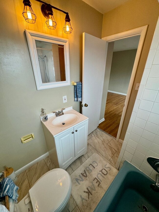 Building Photo - 1 Bedroom - Grandview Area