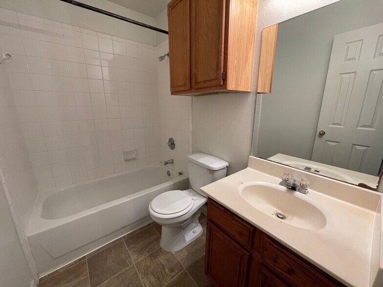 Building Photo - 1706 Benttree Dr