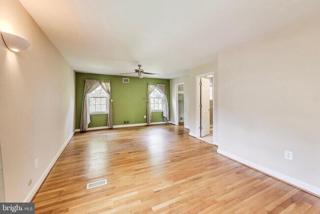 Building Photo - 10 Harvard Ct