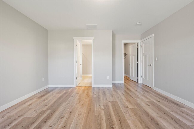 Building Photo - Newer Home in Quiet Neighborhood