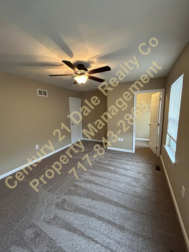 Building Photo - 3 BR 1.5 Bath Townhome in Eastern School D...