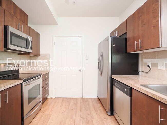Building Photo - 2 Bed/2 Bath Condo with Garage / Vouchers Accepted / Available Now!