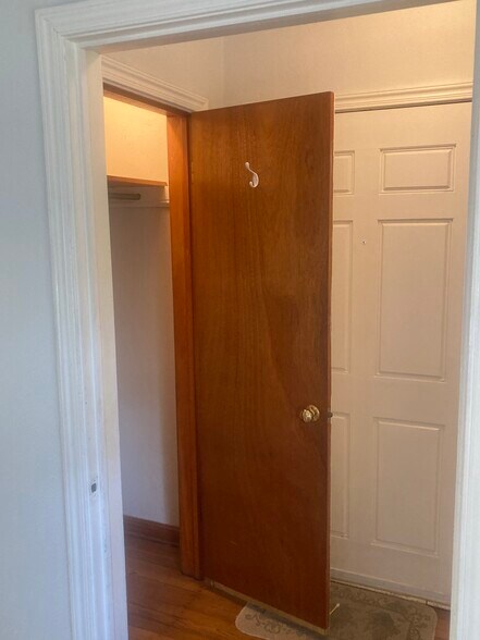 Building Photo - 130 E 48th St