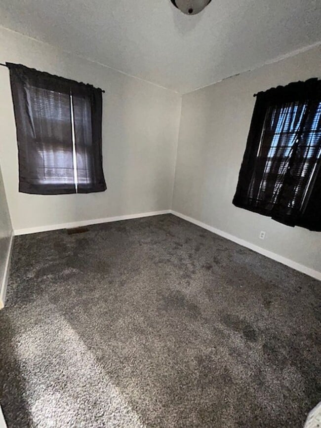 Building Photo - ASK ABOUT OUR RENT SPECIAL!!!!!