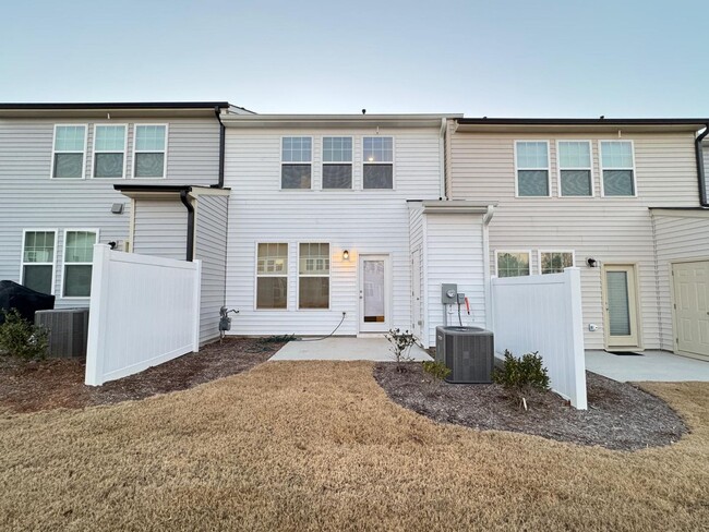 Building Photo - Come see this lovely townhome in a desirab...