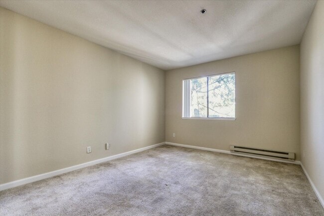 Building Photo - 880 E Fremont Ave