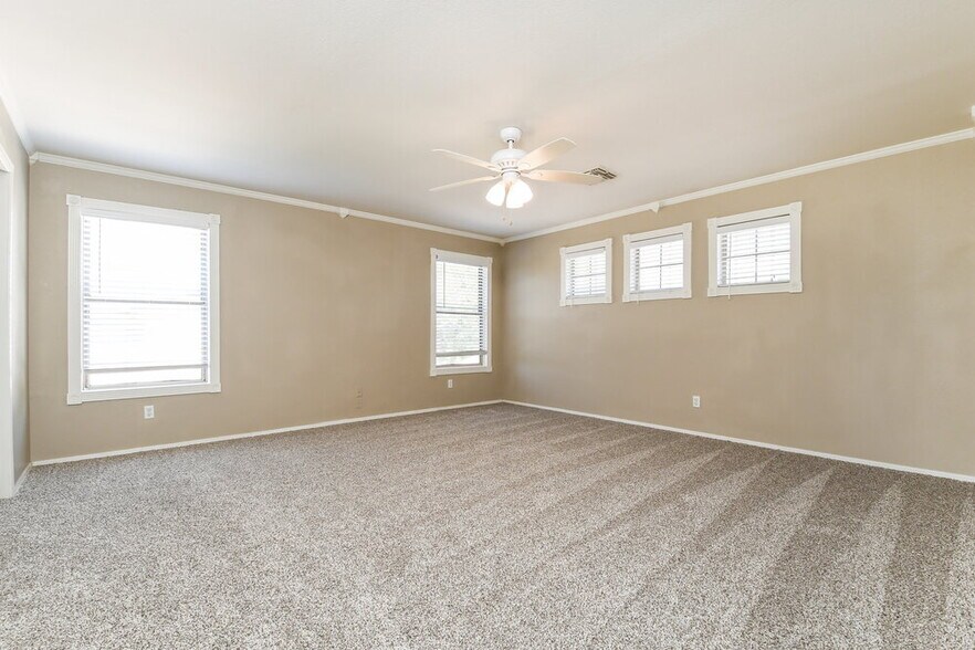 Building Photo - 1081 E Horseshoe Dr