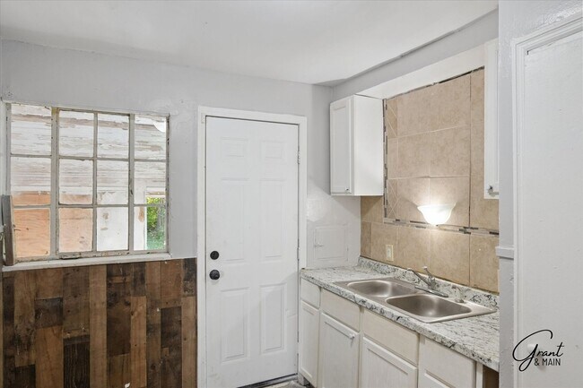 Building Photo - 18330/18332 Kelly Rd - Naama Cohen