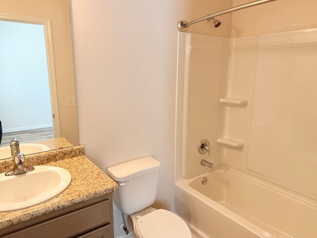 Building Photo - Charming 2 Bed/2 Bath Duplex