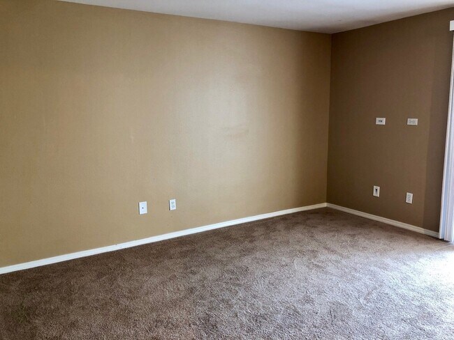 Building Photo - 1 Bedroom Near Lake Washington With Pool!