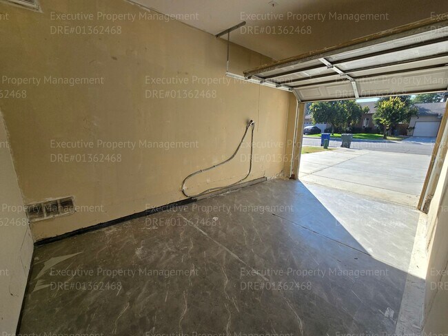 Building Photo - 3 bedroom/ 2.5 bathroom 2 story home.