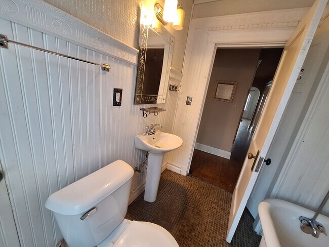 Building Photo - Large 3 Bedroom Open in April!