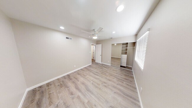 Building Photo - Newly Remodeled 4BD/2BA