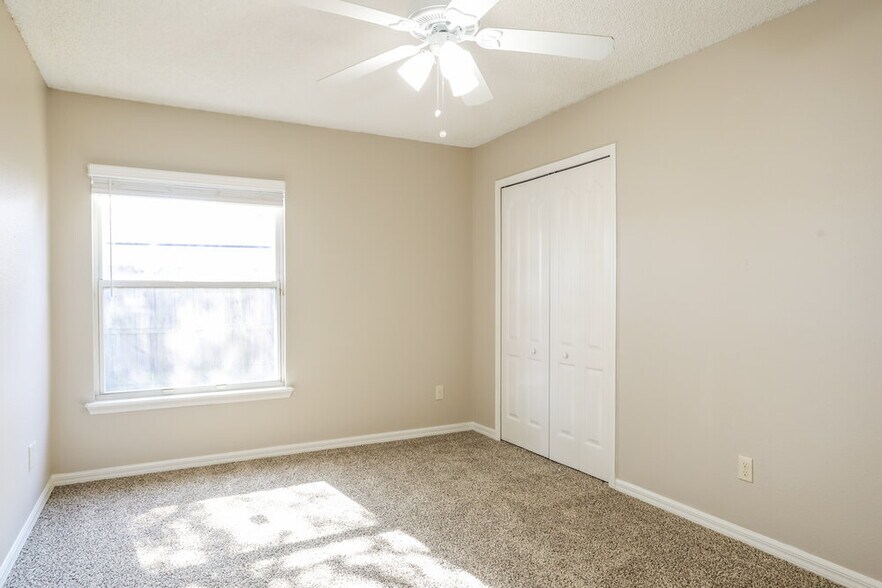 Building Photo - 975 Deer Spring Dr