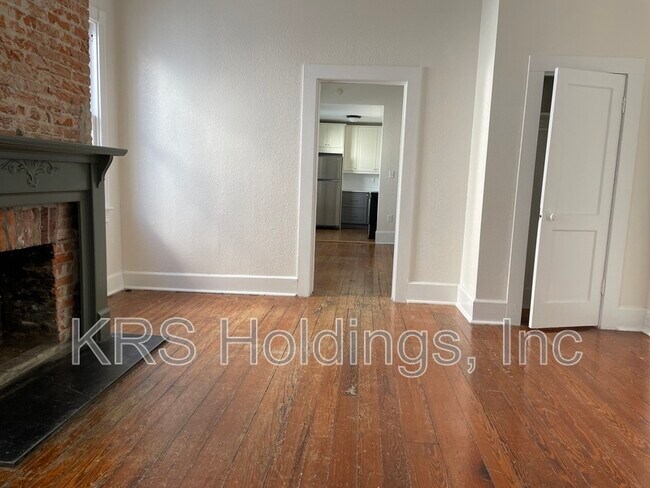 Building Photo - 423 London St