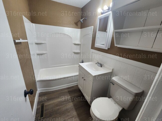 Building Photo - $1,050 - 3 bedroom/ 1 bathroom Single Family Home