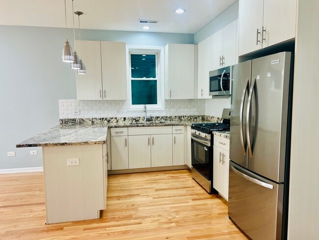 Building Photo - 1750 W Cermak Rd